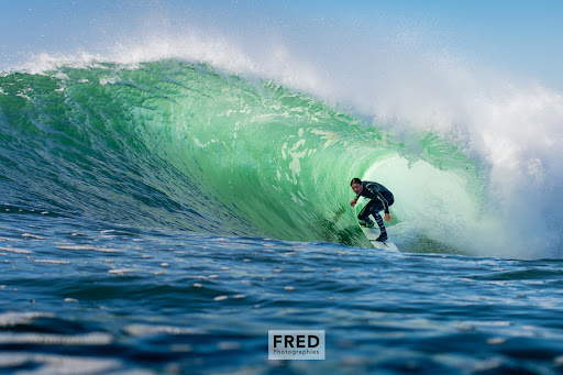 Surfeur sur le spot des Kaolins à Guidel en Bretagne