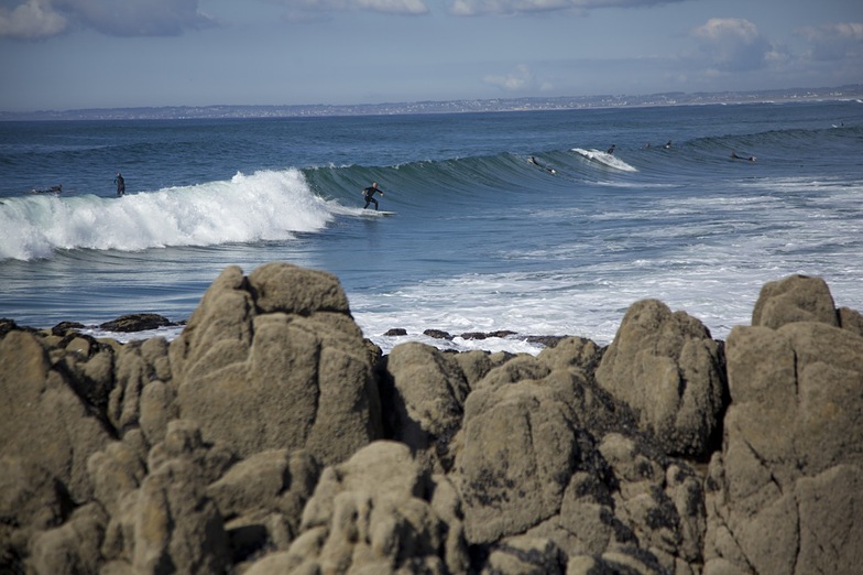 Surfeur sur la vague de la pointe de la torche en bretagne