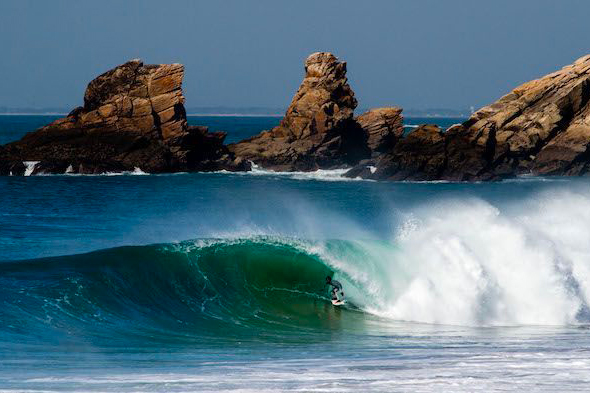 Surfeur dans le tube sur la vague de Quiberon en Bretagne